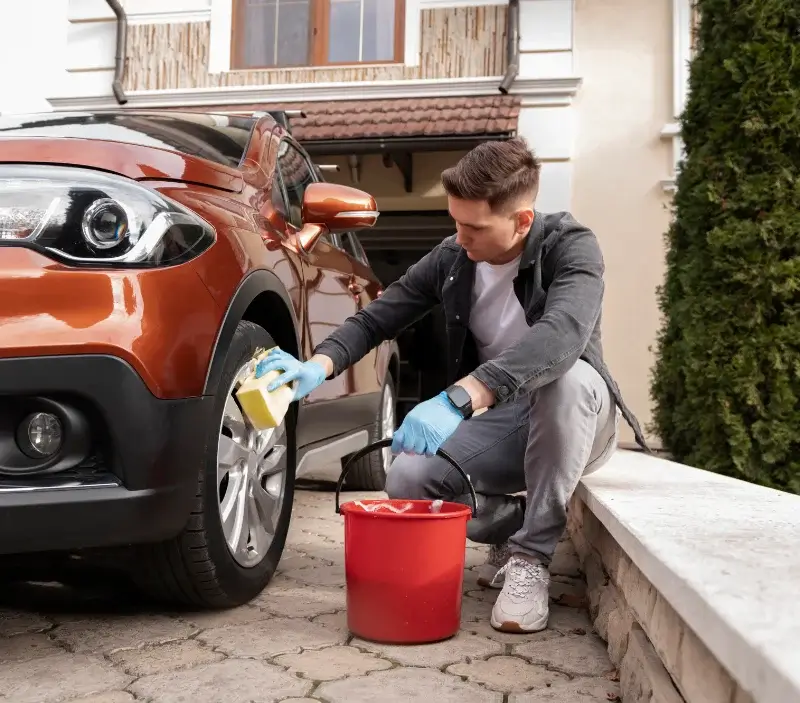 Lavage auto à domicile Pouru-Saint-Remy : professionnel intervenant sur un véhicule
